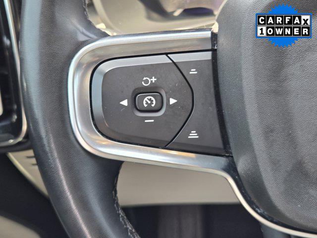 2024 Volvo XC40 B5 Ultimate Dark Theme