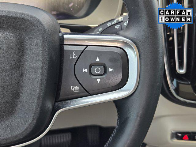 2024 Volvo XC40 B5 Ultimate Dark Theme