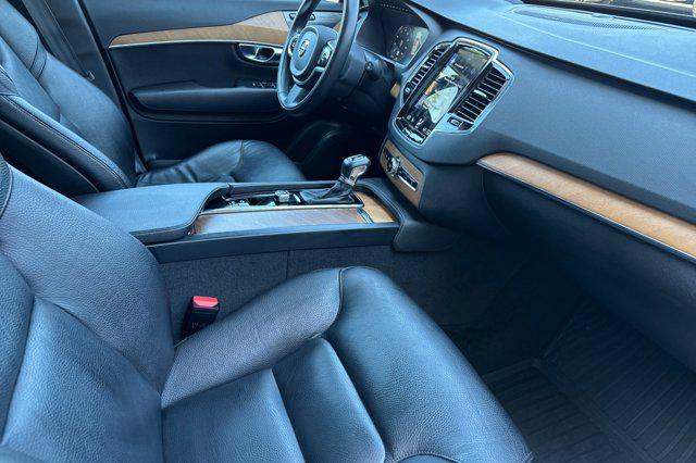 2022 Volvo XC90 T6 Momentum 7 Passenger