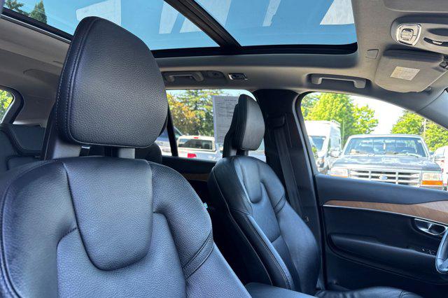 2022 Volvo XC90 T6 Momentum 7 Passenger