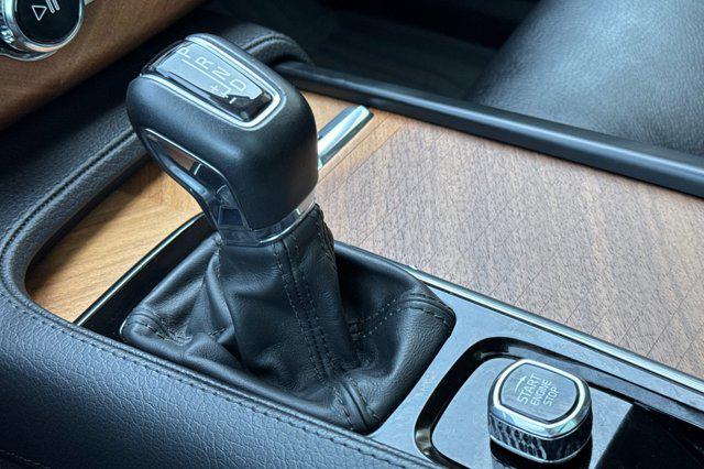 2022 Volvo XC90 T6 Momentum 7 Passenger