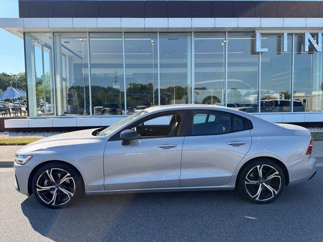 2023 Volvo S60 B5 Plus Dark Theme
