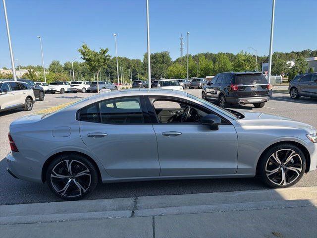2023 Volvo S60 B5 Plus Dark Theme