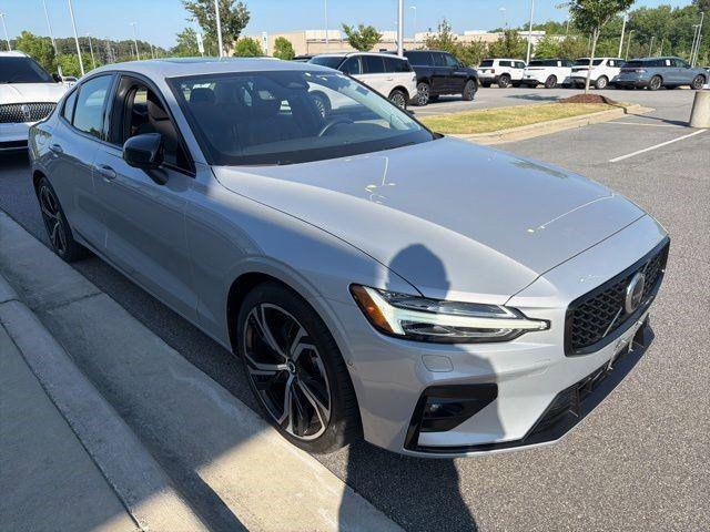 2023 Volvo S60 B5 Plus Dark Theme
