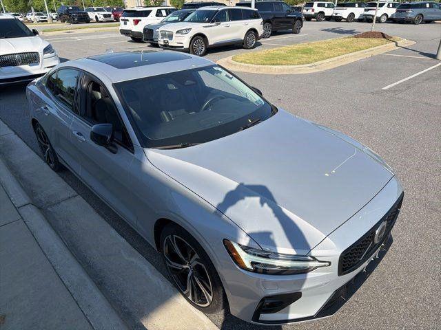 2023 Volvo S60 B5 Plus Dark Theme