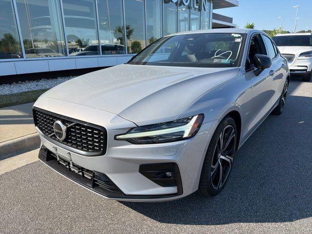 2023 Volvo S60 B5 Plus Dark Theme