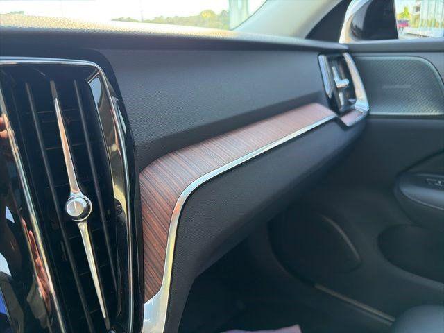 2023 Volvo S60 B5 Plus Dark Theme