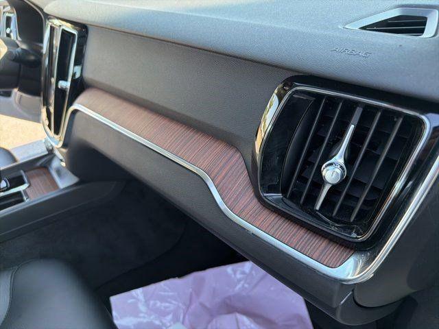 2023 Volvo S60 B5 Plus Dark Theme
