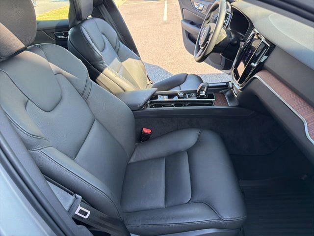 2023 Volvo S60 B5 Plus Dark Theme
