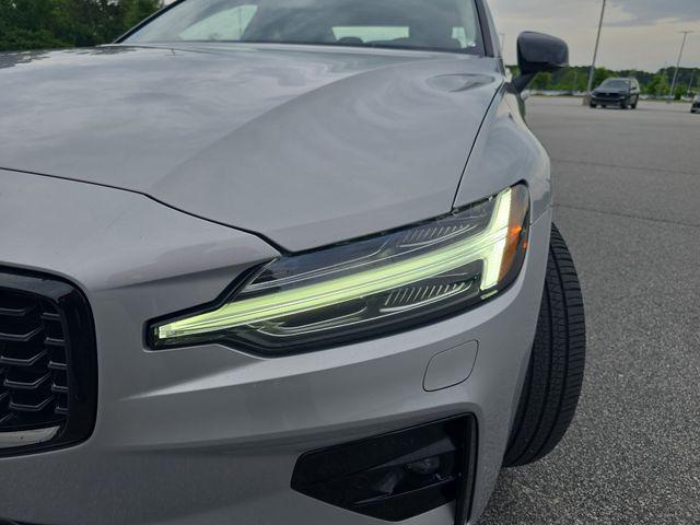 2023 Volvo S60 B5 Plus Dark Theme