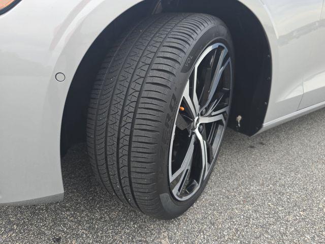 2023 Volvo S60 B5 Plus Dark Theme