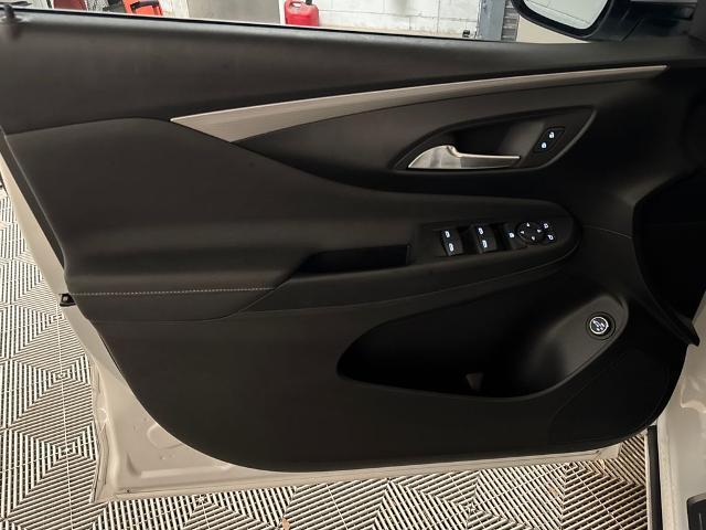 2025 Buick NV Avenir FWD