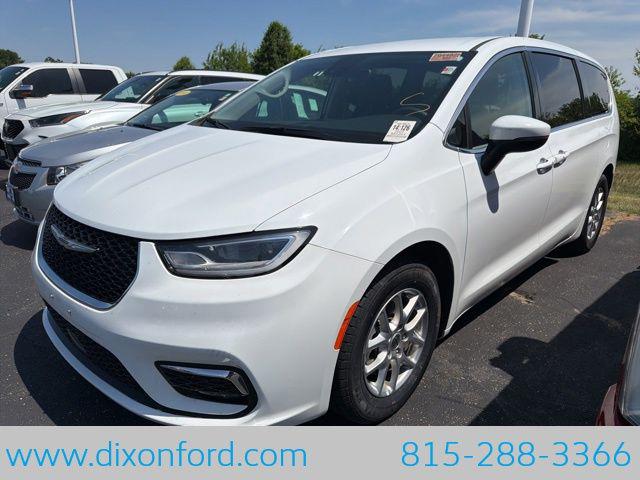2023 Chrysler Pacifica Touring L for sale in Dixon, IL