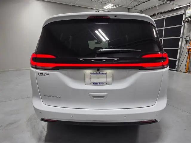 2027 Chrysler Pacifica Select