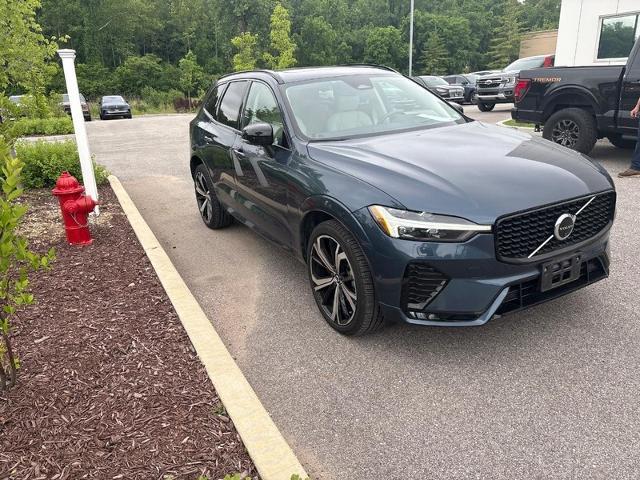 2024 Volvo XC60 B5 Ultimate Dark Theme