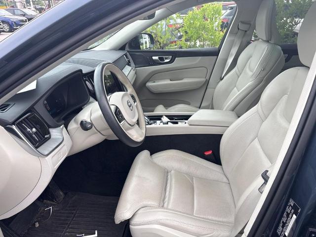 2024 Volvo XC60 B5 Ultimate Dark Theme