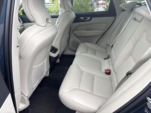 2024 Volvo XC60 B5 Ultimate Dark Theme