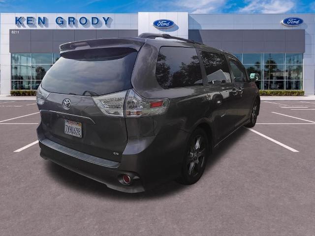 2017 Toyota Sienna SE 8 Passenger
