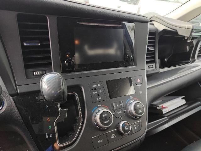 2017 Toyota Sienna SE 8 Passenger
