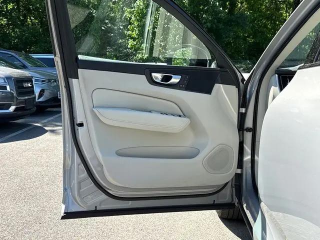 2024 Volvo XC60 B5 Core Dark Theme