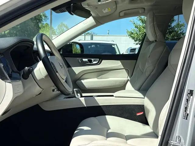 2024 Volvo XC60 B5 Core Dark Theme