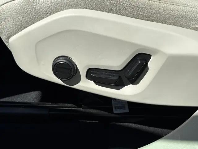 2024 Volvo XC60 B5 Core Dark Theme