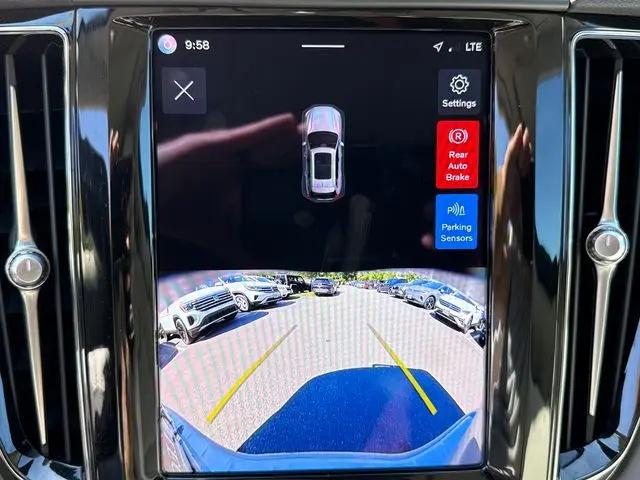 2024 Volvo XC60 B5 Core Dark Theme
