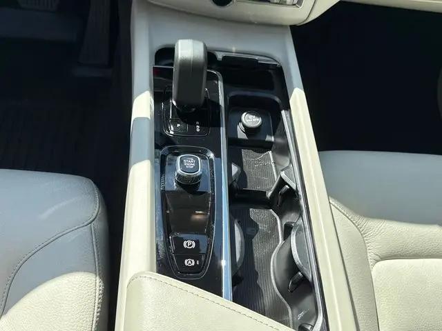 2024 Volvo XC60 B5 Core Dark Theme