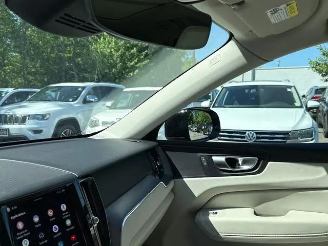 2024 Volvo XC60 B5 Core Dark Theme