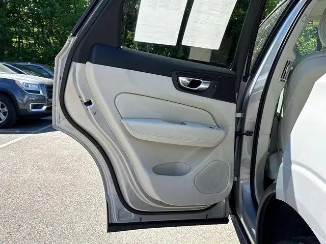 2024 Volvo XC60 B5 Core Dark Theme