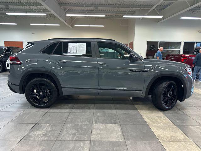 2025 Volkswagen Atlas Cross Sport 2.0T SEL R-Line Black