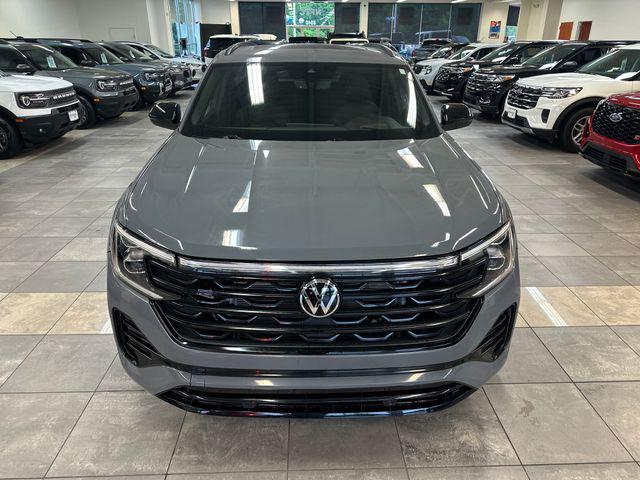2025 Volkswagen Atlas Cross Sport 2.0T SEL R-Line Black