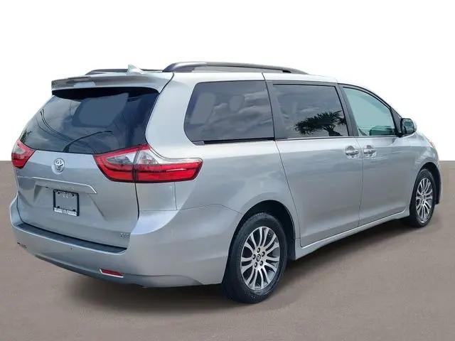 2020 Toyota Sienna XLE