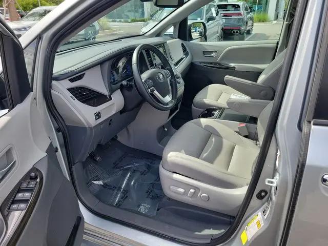 2020 Toyota Sienna XLE