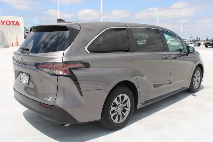 2023 Toyota Sienna LE