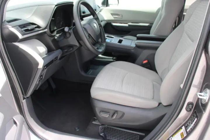 2023 Toyota Sienna LE
