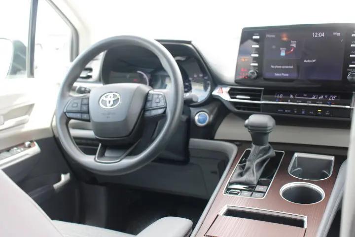 2023 Toyota Sienna LE