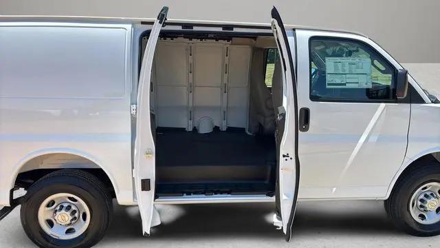 2026 Chevrolet Express Cargo Van 2500 Regular Wheelbase, WT, RWD