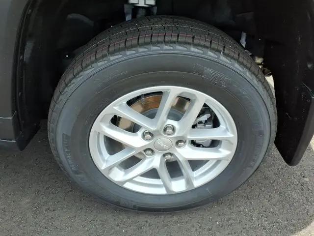 2026 Jeep Grand Cherokee Laredo 4x4