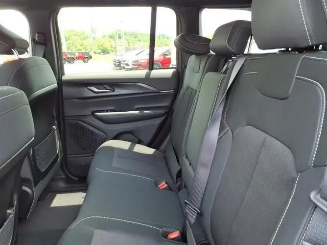 2026 Jeep Grand Cherokee Laredo 4x4