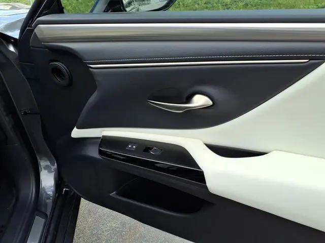 2023 Lexus ES 350 F SPORT Handling