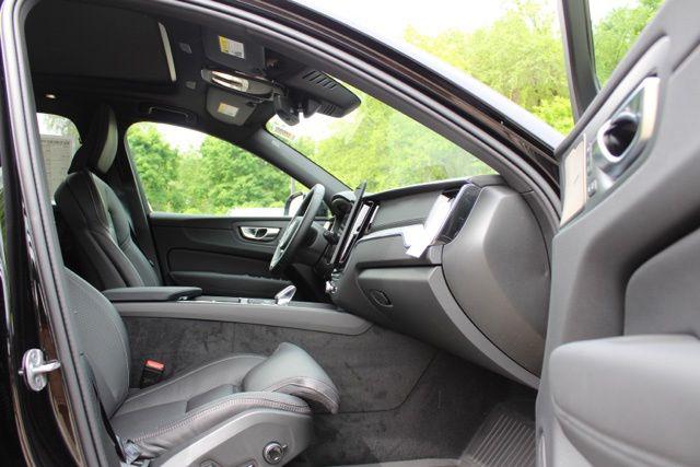 2026 Volvo XC60 B5 Ultra Black Edition