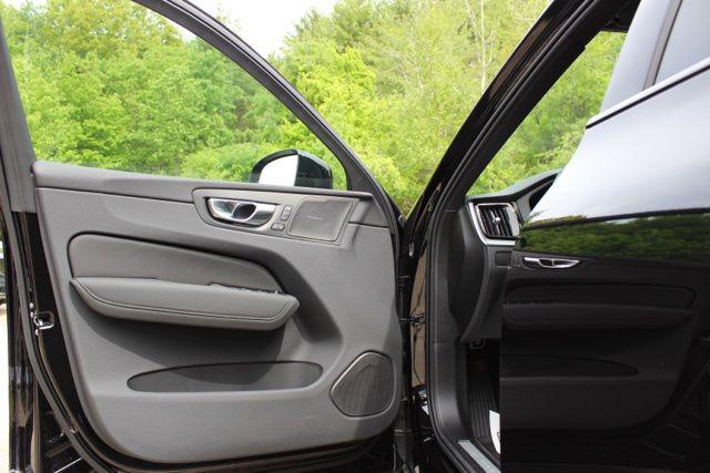 2026 Volvo XC60 B5 Ultra Black Edition