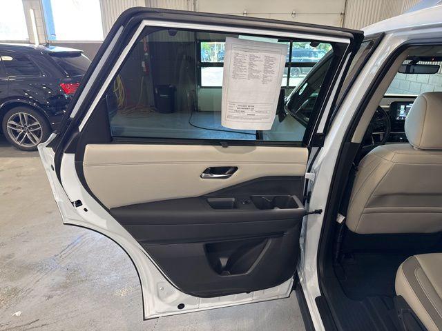 2025 Nissan Pathfinder SL 4WD