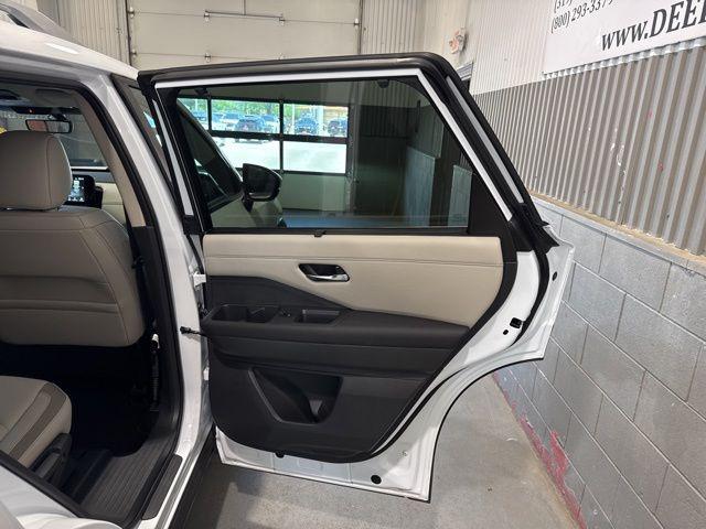 2025 Nissan Pathfinder SL 4WD