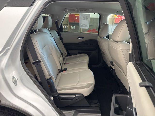 2025 Nissan Pathfinder SL 4WD