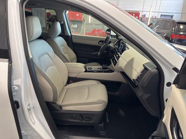 2025 Nissan Pathfinder SL 4WD