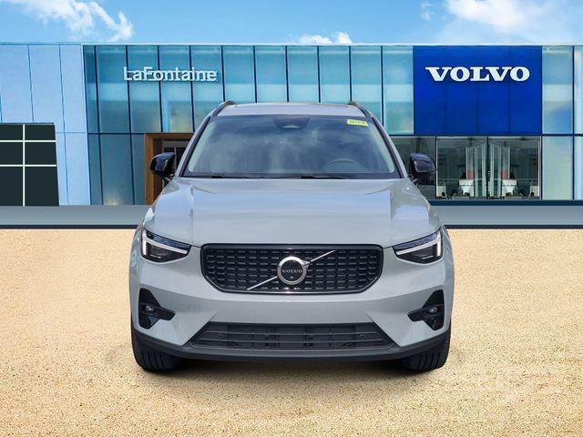 2026 Volvo XC40 Plus, B5 AWD Gas (mild hybrid), Dark