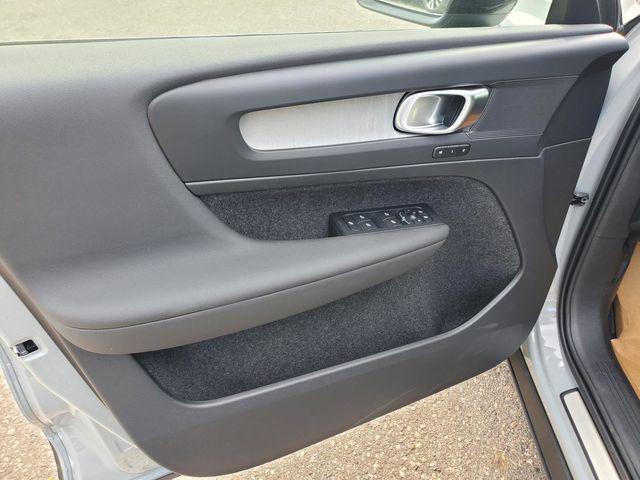 2026 Volvo XC40 Plus, B5 AWD Gas (mild hybrid), Dark