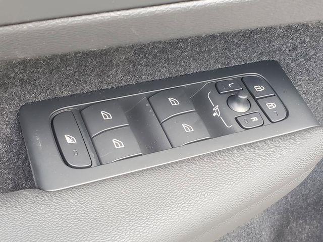 2026 Volvo XC40 Plus, B5 AWD Gas (mild hybrid), Dark